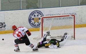 Un Jaca entregado desde el principio, no dio tregua al Piugcerdà. Foto: Club Hielo Jaca