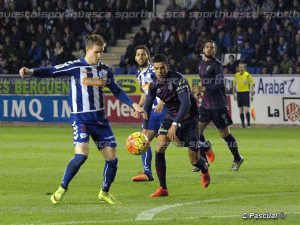 Imagen del último partido entre Huesca y Alavés disputado en Mendizorroza | Foto: C.Pascual