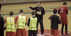 Nolasco da instrucciones a los suyos en un entrenamiento | Foto: Bada Huesca.