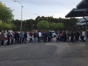 Colas en el partido del viernes para acceder al Palacio | Foto: CB Peñas Huesca