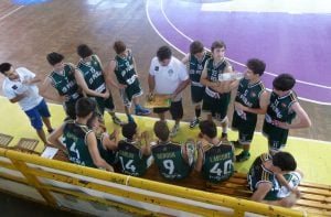 Jugadores de la cantera peñista recibiendo directrices en Mataró | Foto: CB Peñas Huesca