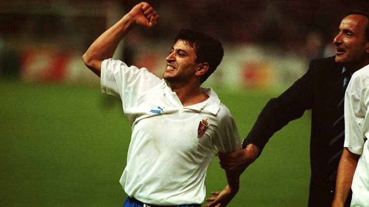 Nayim celebra el título de la Recopa que ganó el Zaragoza gracias a su gol desde el medio campo. Imagen: Reuters
