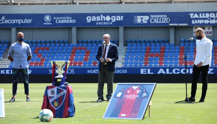 Lambán, entre Rico y Pulido, en el acto celebrado en El Alcoraz para celebrar el ascenso y el campeonato de liga. Foto: SD Huesca