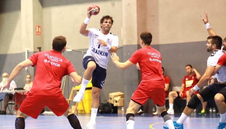 Antonio García se levanta sobre la defensa del Bada Huesca en el amistoso de esta 2020/21. Foto: Julián Vázquez