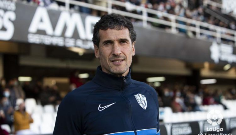 Antonio Calle, entrenador hoy del Huesca, poco antes de empezar el partido contra el Cartagena. Foto: LaLiga