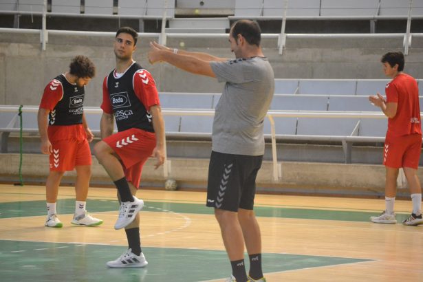 Ignacio Suárez mira a Nolasco en un entrenamiento del Bada Huesca. Foto: Sportaragon.com