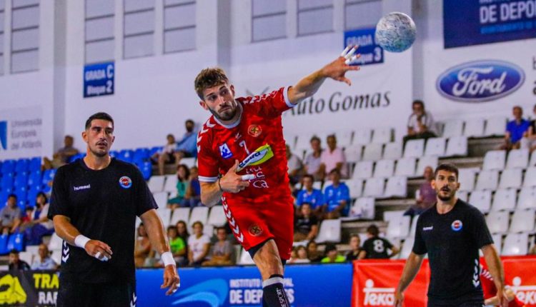 Gerard Carmona lanza a la portería del Sinfin en el amistoso que ha ganado el Bada Huesca. Foto: @dg.audiovisuales