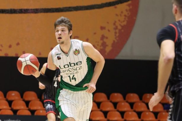 Pavle Stosic conduce el juego del Peñas en la importante victoria en Valencia. Foto: Cedida