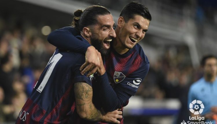 Salvador fue el primero en llegar a felicitar a Marc Mateu tras batir al Villareal B al lanzar de forma magistral una falta. Foto: LaLiga