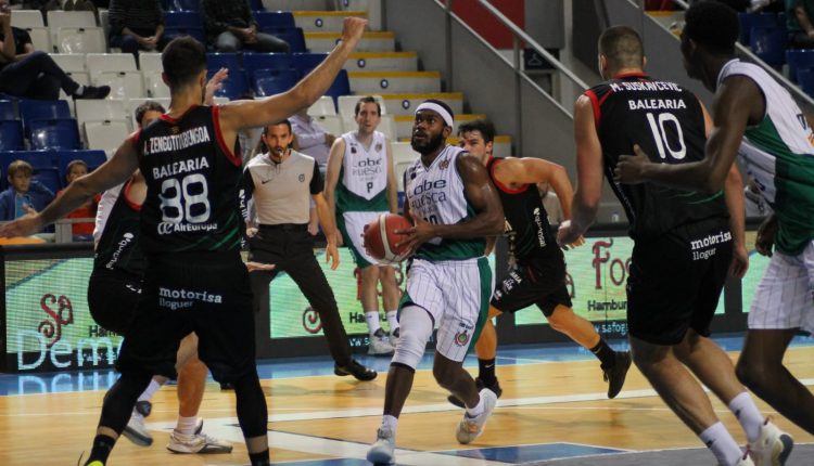 Adom busca la canasta rival con un Peñas que se impuso en la primera parte ante Palma y luego perdió. Foto: Cedida