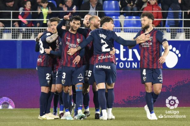 Florian Miguel felicitado por el gol con el que se abrió el Huesca Levante. Foto: LaLiga