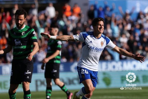 Simeone celebra uno de los goles del Real Zaragoza contra el Racing en La Romareda. Foto: LaLiga