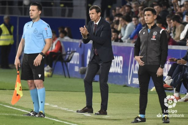 Ziganda anima a sus jugadores en el Huesca Tenerife disputado en El Alcoraz. Foto: LaLiga