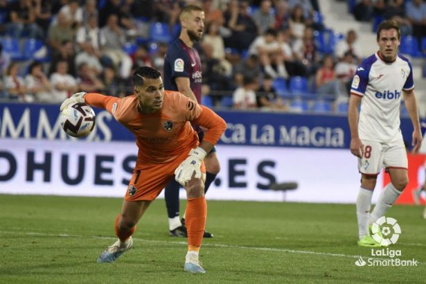 Andrés Fernández, posiblemente en su último partido defendiendo el escudo del Huesca. Foto: LaLiga