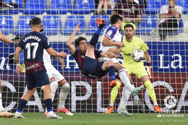 Javi Martínez intenta una chilena en la primera parte del Huesca Eibar. Foto: LaLiga