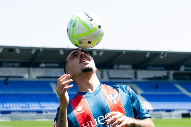 Joaquín Muñoz con la camiseta del Huesca