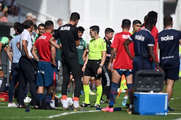 El árbitro estudia las imágenes que le convencieron para ordenar el penalti que permitió al Burgos empatar el gol de Vilarrasa con el que se adelantó el Huesca. Foto: LaLiga