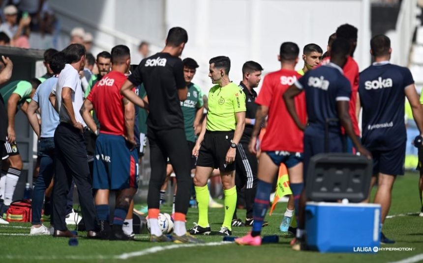 El árbitro estudia las imágenes que le convencieron para ordenar el penalti que permitió al Burgos empatar el gol de Vilarrasa con el que se adelantó el Huesca. Foto: LaLiga