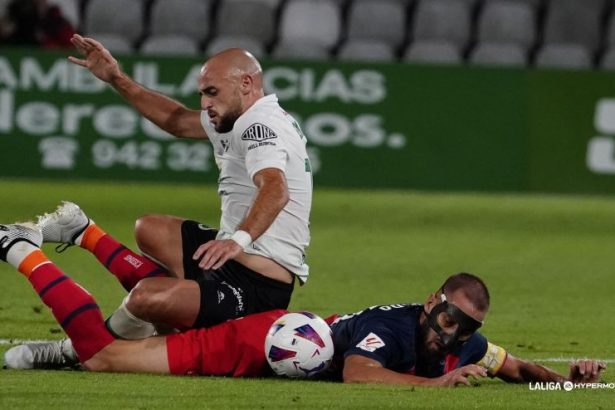 Pulido, al suelo, con Ekain encima en un duelo más que interesante en el Racing SD Huesca. Foto: LaLiga