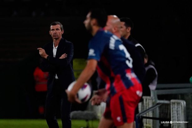 Ziganda observa a sus jugadores en el primer acto del Racing - SD Huesca. Foto: LaLiga