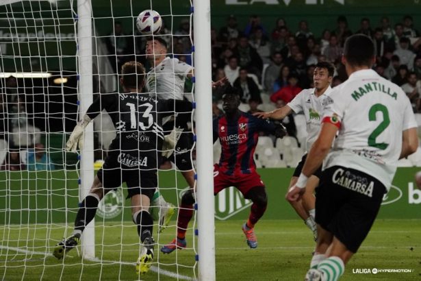 El balón centrado por Joaquín se paseó por la portería del Racing y un jugador cántabro despejó para que no llegara Obeng. Foto: LaLiga