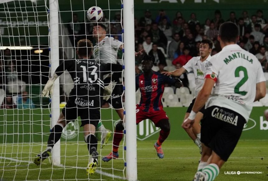 El balón centrado por Joaquín se paseó por la portería del Racing y un jugador cántabro despejó para que no llegara Obeng. Foto: LaLiga