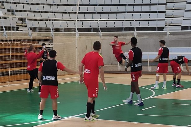 El Bada Huesca en el entrenamiento de la mañana del sábado antes de abrir la temporada 23/24 contra Valladolid en el Palacio. Foto: Sportaragón