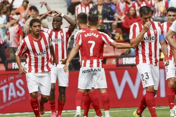 La plantilla del Sporting de Gijón celebrando un gol anotado. Foto: La Liga.