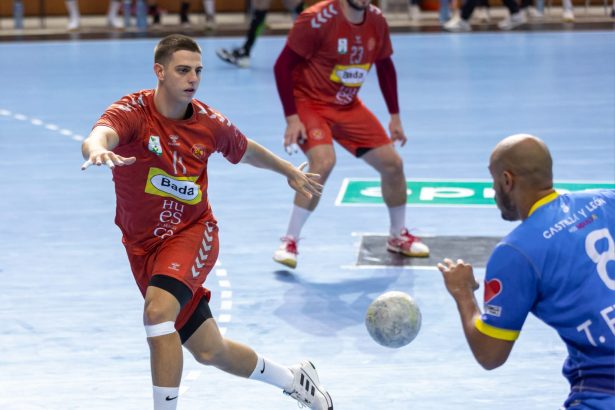 Ian Moya busca cerrar espacios a Freitas ante la mirada de Rodrigo Benites en el Bada Huesca Valladolid. Foto: Andrey Sapizhak