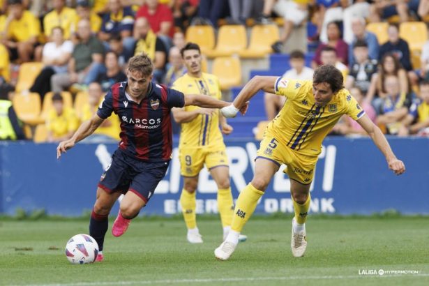 Mosquera lucha el esférico durante el Alcorcón - Levante. Foto: La Liga.