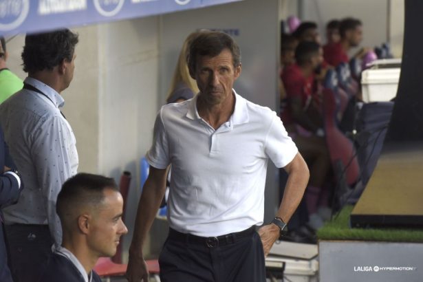 Ziganda, en la imagen, poco antes de que se iniciara un Huesca Eldense con el técnico muy cuestionado. Foto: LaLiga