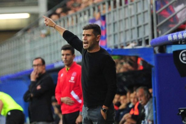 Hidalgo da órdenes en el partido entre la SD Huesca y el Elche. Foto: LaLiga