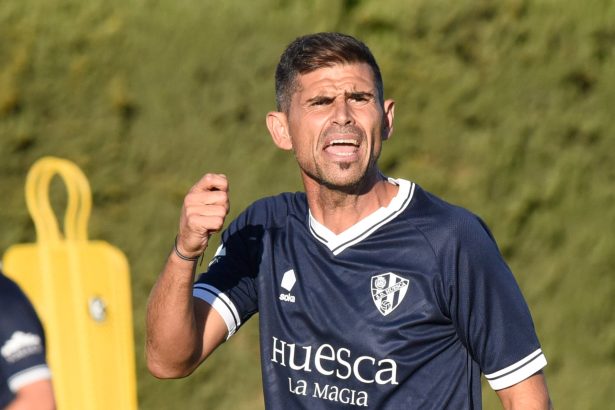 Antonio Hidalgo en un entrenamiento con el Huesca