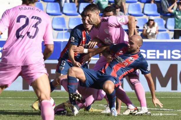 Imagen de la jugada en la que Jeremy reclamó penalti y acabó con una tarjeta por protestar con vehemencia. Foto: LaLiga