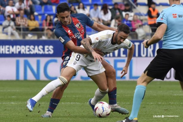 Rubén Pulido pelea el esférico con Higinio en el Huesca-Albacete. Foto: La Liga