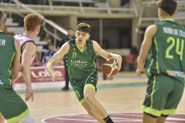 Chapero, con el balón, en el CB Peñas Ponferrada disputado en el Palacio. Foto: Verónica Lacasa