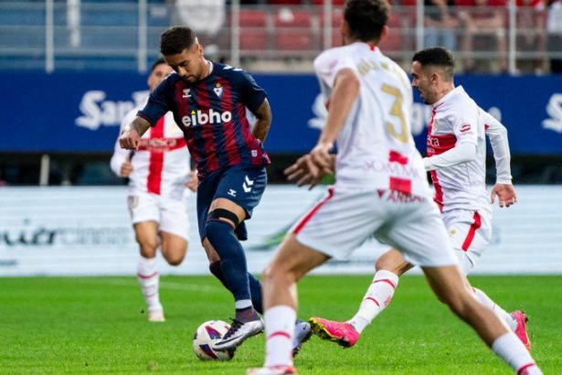 Joaquín busca cerrar a un jugador del Eibar en el partido disputado en Ipurua. Foto: LaLiga