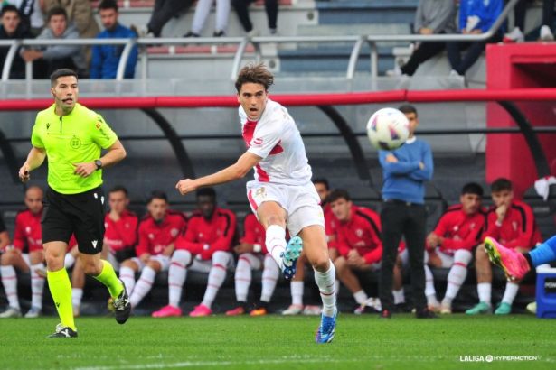 Javi Martínez lanza en un momento del partido contra el Amorebieta. Foto: LaLiga