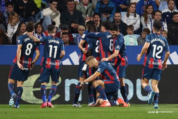 Los jugadores del Huesca celebran el gol de Obeng al Real Zaragoza que adelantó al Huesca en La Romareda. Foto: LaLiga