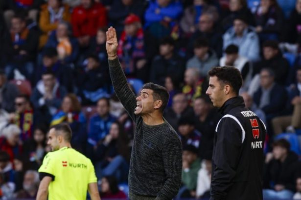 Antonio Hidalgo, en la imagen, en el Ciutat de Valencia durante la primera parte. Foto: LaLiga