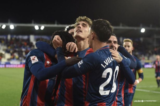 Hugo Vallejo, en éxtasis, tras su gol contra el Cartagena abrazado por Obeng, Vilarrasa y Joaquín. Foto: LaLiga