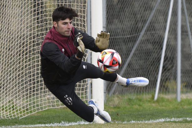 Juan Pérez en un entrenamiento del Huesca