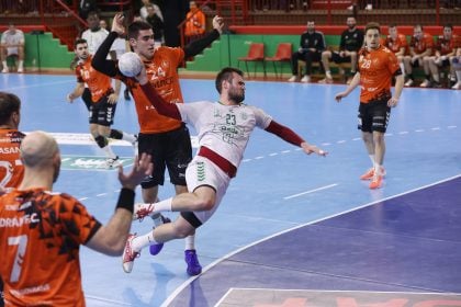 Rodrigo Benites, que hizo un gran partido pese a la contundente derrota del Bada Huesca, lanza a la portería de Torrelavega. Foto: Luis Palomeque