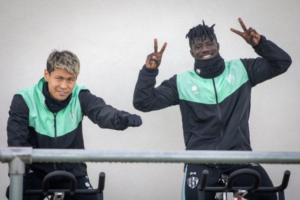 Samuel Obeng en un entrenamiento del Huesca junto a Hashimoto