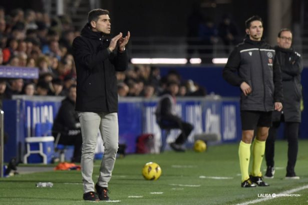 Hidalgo aplaude a sus jugadores con el Huesca Eibar con Etxeberria al fondo de la imagen. Foto: LaLiga