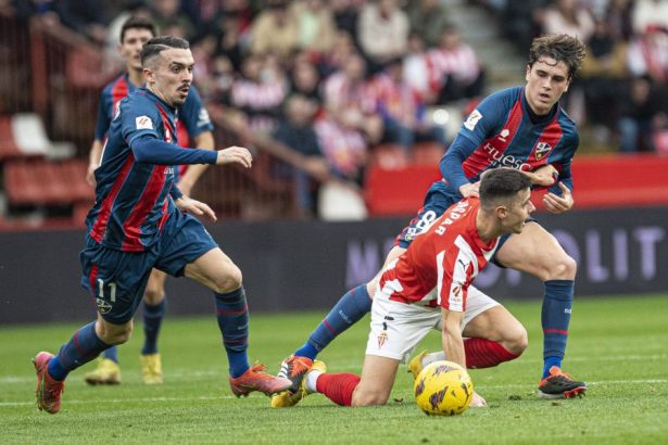 Joaquín y Javí Martínez presionan a un jugador del Sporting. Foto: LaLiga