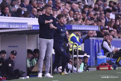 Hidalgo se prepara para ver a sus jugadores en el Huesca Burgos. Foto: LaLiga