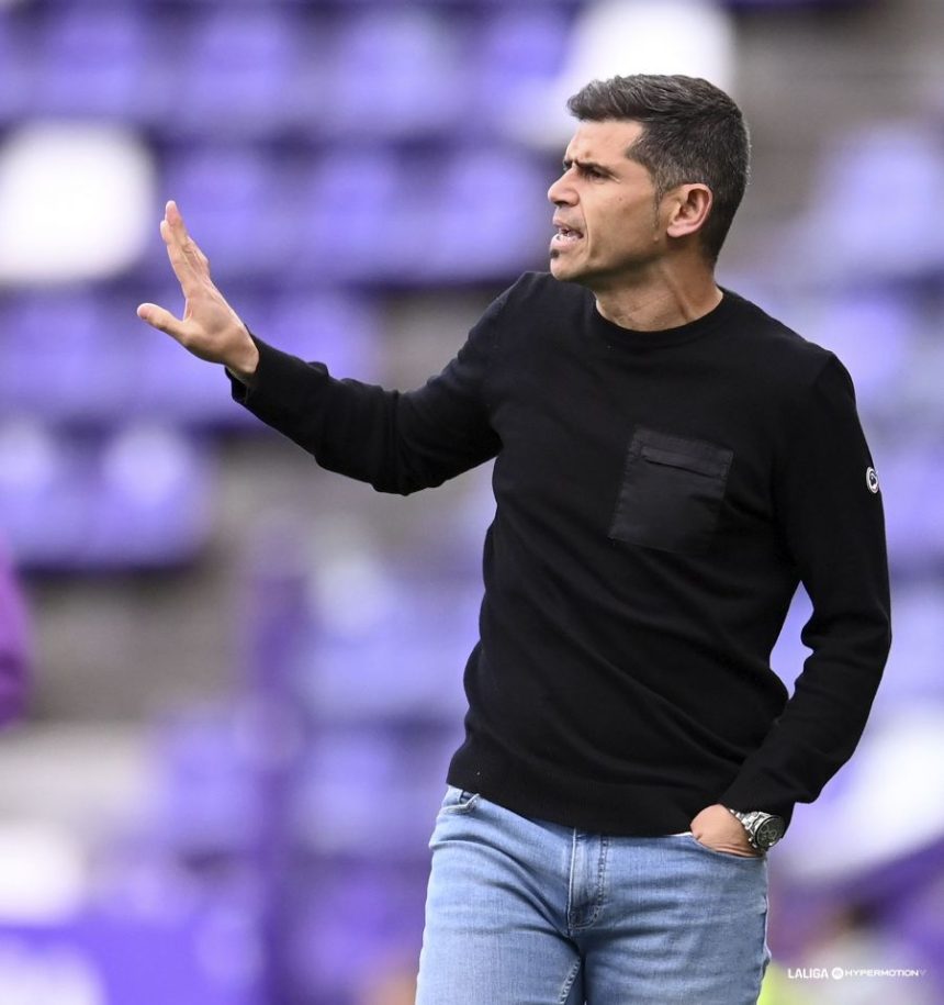 Hidalgo imparte órdenes a los jugadores del Huesca en el partido contra el Valladolid. Foto: LaLiga