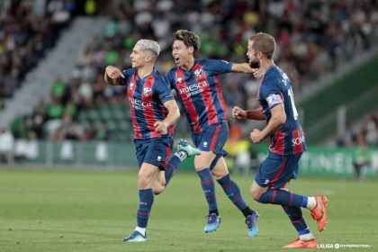 Hashimoto y Pulido corren a celebrar con Nieto el gol que puso el 0-2 en el campo el Elche. Foto: LaLiga