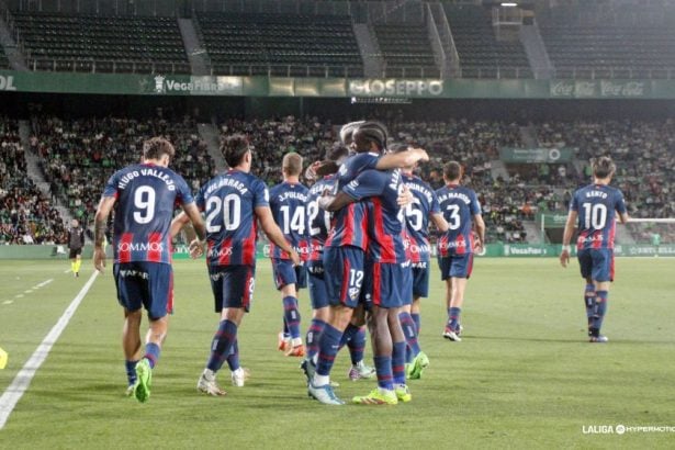 Los jugadores del Huesca se abrazan tras uno de los goles al Elche. Foto: LaLiga